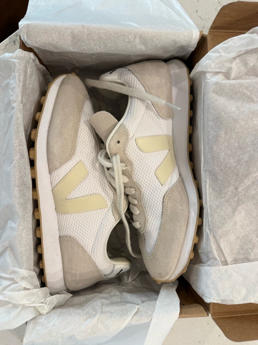 VEJA- Low Top Runner- 8.5